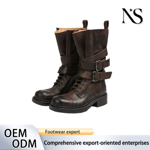 Botas clássicas de fivela dupla para um look vintage