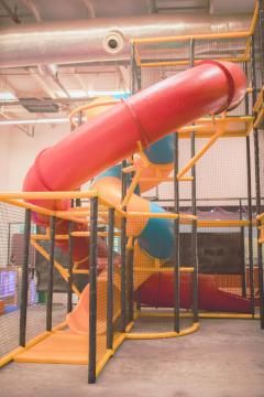 Lieblings-Indoor-Spielplatz mit großen Rutschen
