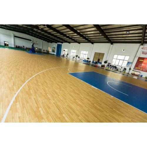 Piso de la cancha de baloncesto interior