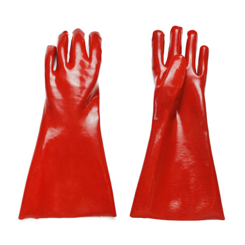 Czerwone rękawiczki zanurzone w gumowej flanelce