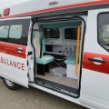 Ambulancia de gasolina que transporta el paciente para emergencias médicas