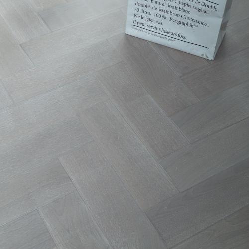 Plancher d&#39;ingénierie à chevrons en placage de bois de noyer gris délavé