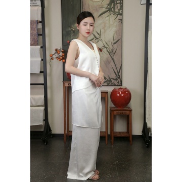 Susanyin capas con pantalones rectos blancos