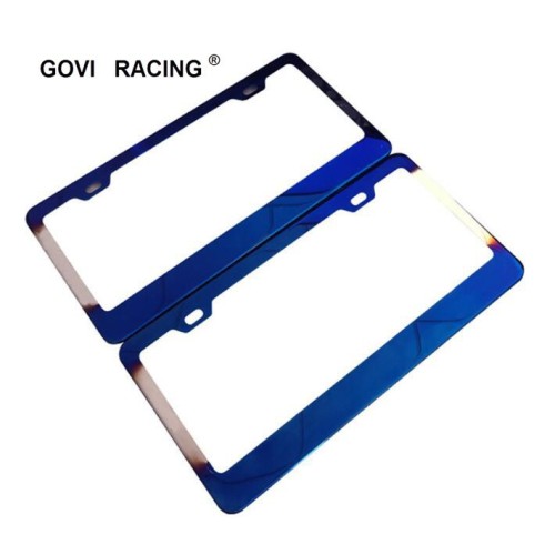 Blaues Auto -Nummernschild um Surround