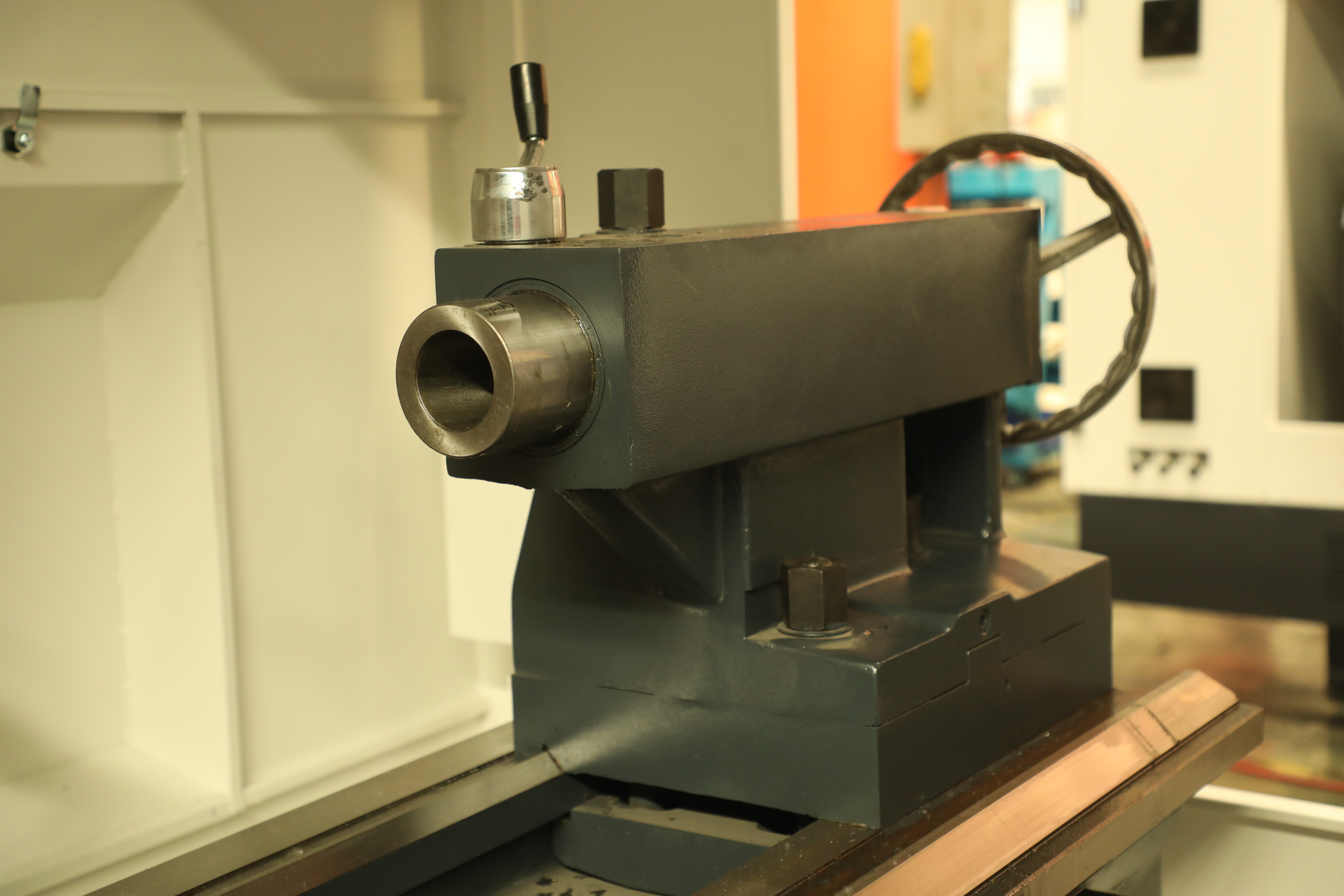Heavy Horizontal Lathe for Precision Metal Cutting