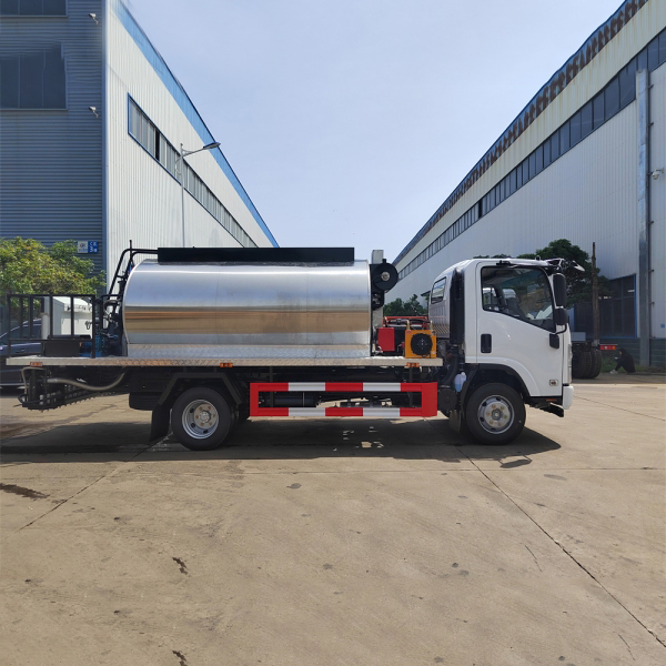Isuzu Elf 4x2 Asphalt Distributor Truck with 6cbm Capacity for Road Maintenance