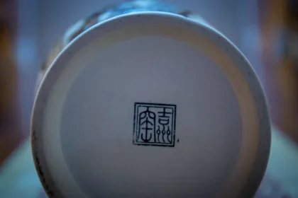 Black glaze vase with dragon pattern