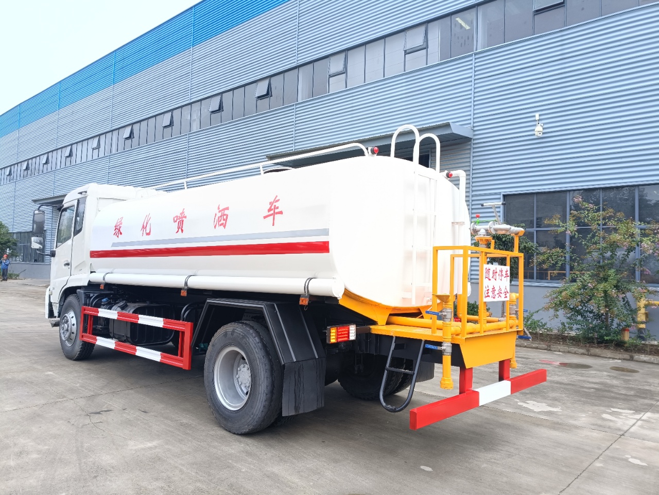 Efficient Liquid Transport Tank Truck