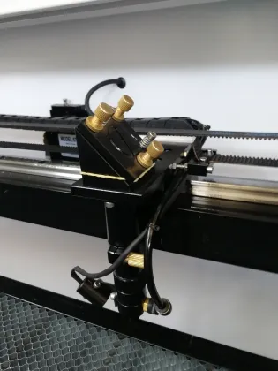 Jinan Tianhong 1810 Auto Feeding Fabric CO2 Cutting Machine for Timberland Boots