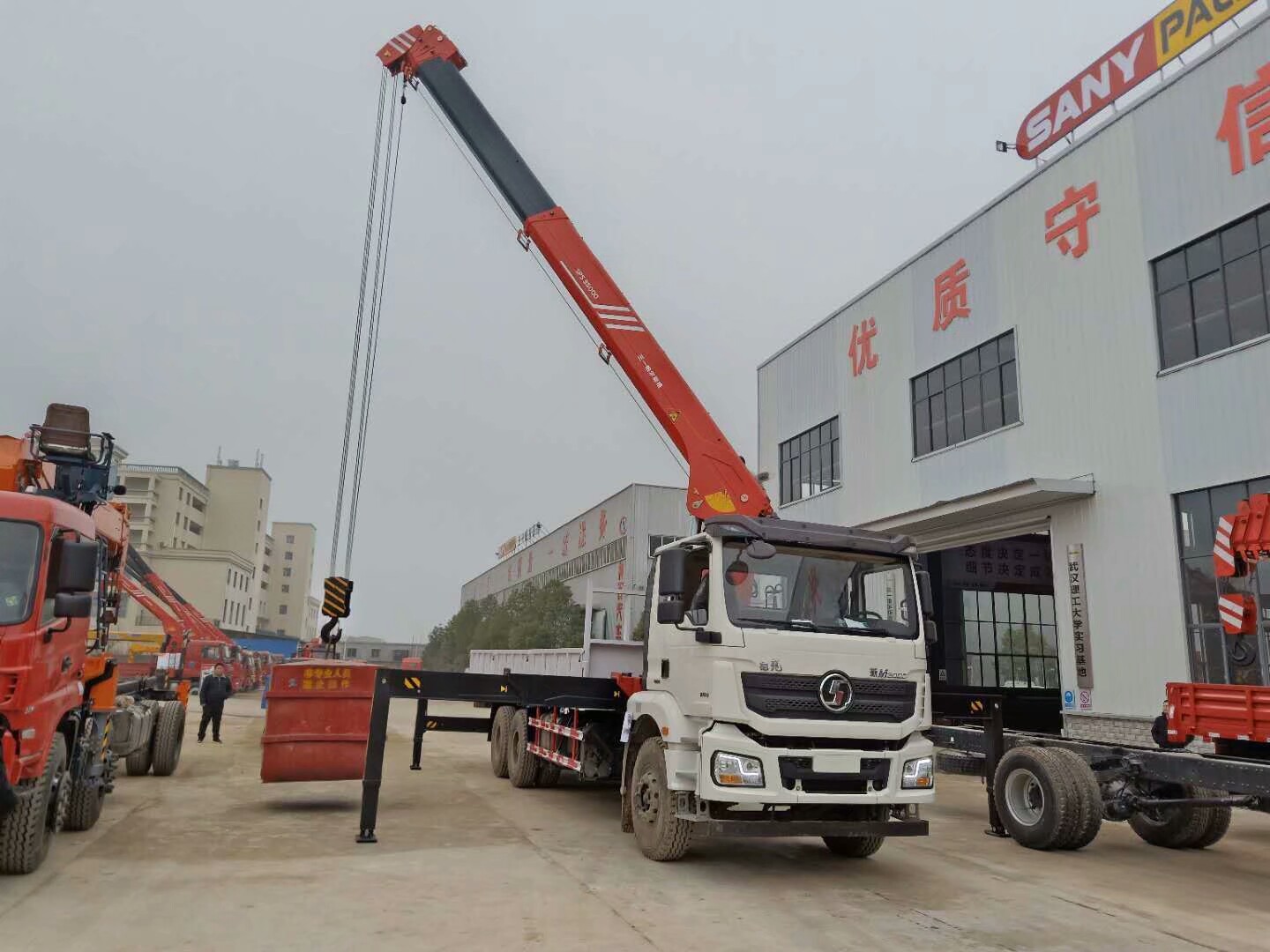 25T cargo truck mounted 12T lifting crane