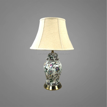 Lampu meja samping tempat tidur gaya vintage dengan dasar logam kuningan antik dan desain bunga keramik