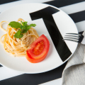 Nuovi disegni rettangolare bianco piatto piano in porcellana per ristorante