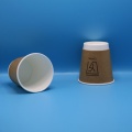 Copos de papel isolados elegantes para locais de luxo