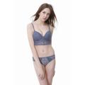 Set bikini con reggiseno a triangolo morbido in pizzo senza fili