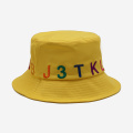 Chapeau de seau à broderie jaune lettre