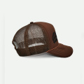 Cappello camionista in schiuma marrone con lettera nera ricamata
