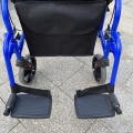Tonia Walkers Rollator mit Rollstuhlfußstütze zum Deaktivieren