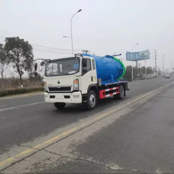 SINOTRUCK 4x2 Sewage Suction Truck - Low Price 3-5 Tons Diesel Engine