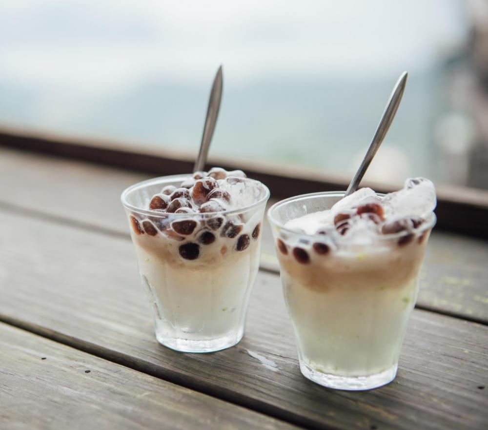 Gefrorener Kaffee schwarzer Sesambällchen Essen