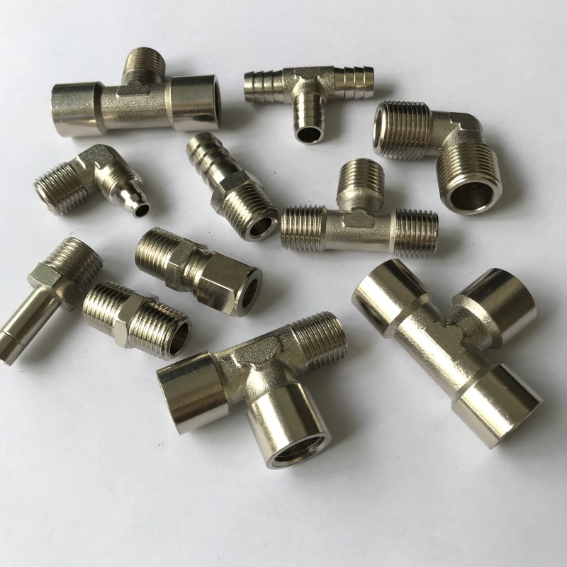 Industrial Brass Pipe Fitting Elbow for Male/Female Equal Pneumatic Connections - Used in Construction and Farm Machinery