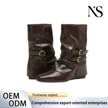 Botas de couro marrom enrugadas