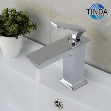 洗練されたデザインのモダンな長方形の浴室の蛇口