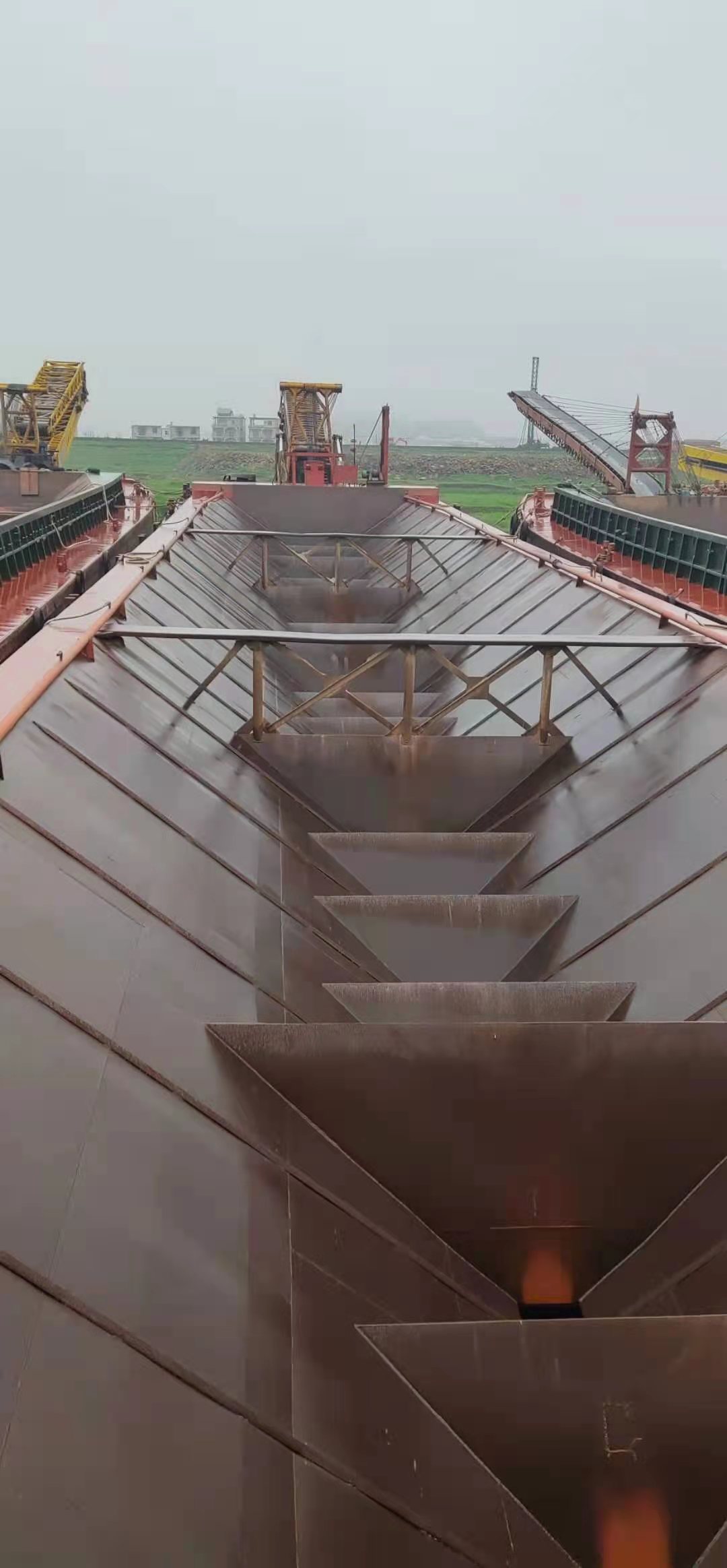 ship unloading hopper