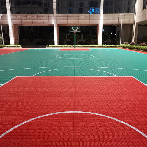 Basketballplatz im Freien --- ineinandergreifende Sportstöbere