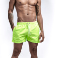 Shorts de natação masculinos verdes fluorescentes