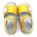 Блестящи жълти бебешки скърцащи обувки на едро