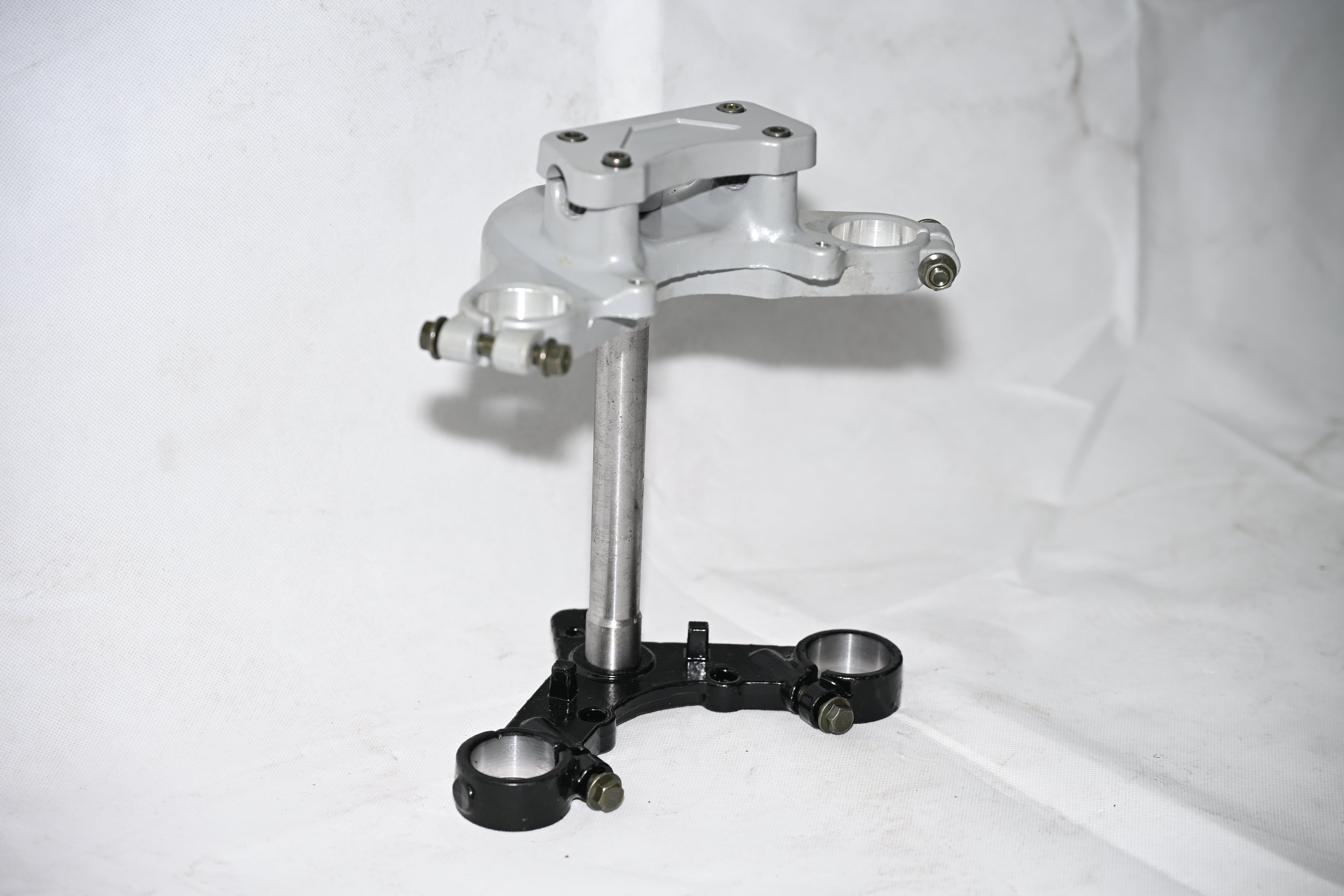 Ming Diamond alça t grampo dianteiro Frente - Vista lateral mostrando junta serrilhada