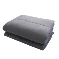 Descompacte o manta de edredom em consolimento de cama de cobertor
