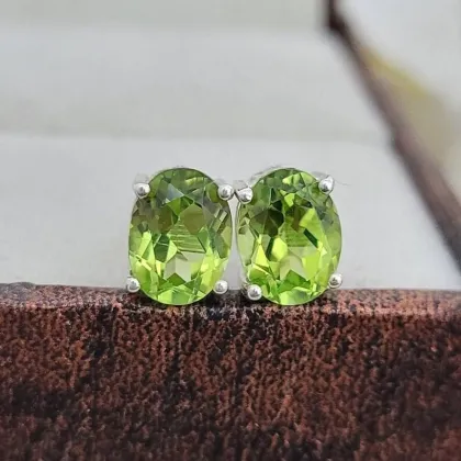 Exquisite Green Peridot Solitaire Simplicity Stud Earrings