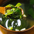 Soupe au poulet aux algues de varech goutte à goutte