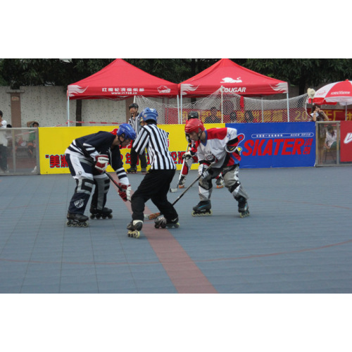 Streetball im Freien ineinandergreifend Basketballboden