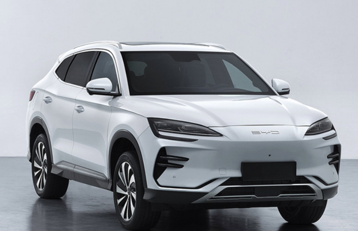 2024-byd-songplus-ev-flagship-daytime-running