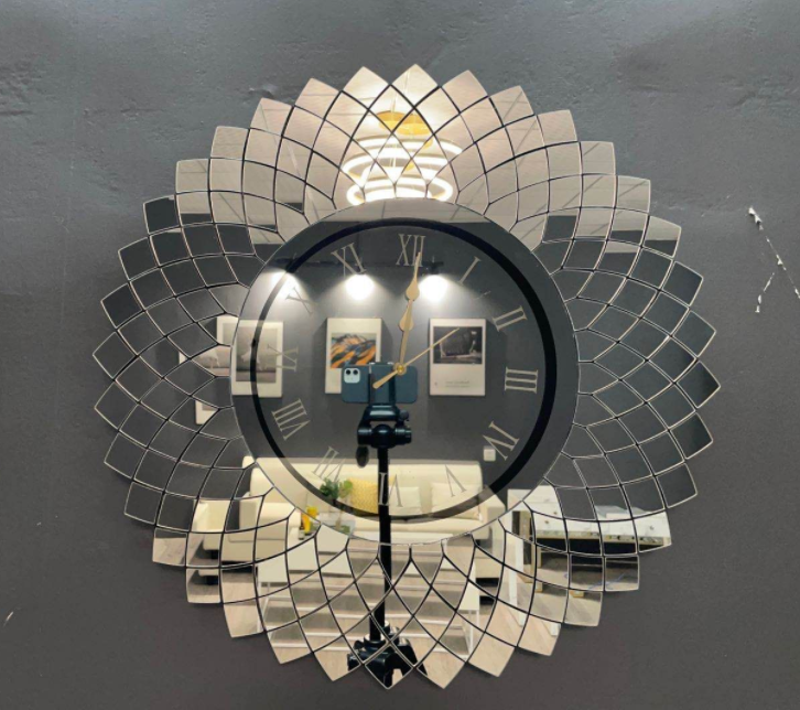 Reloj de pared de espejo fresco instalado en la sala de estar