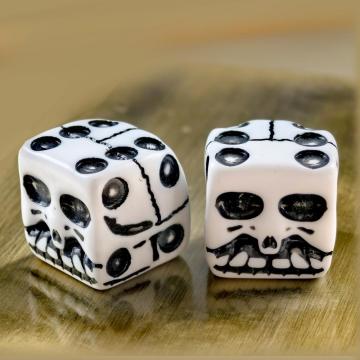 6PCSスカル型のサイコロ6面、ハロウィーンパーティーホワイトスカルサイコロ、クラブバーパーティー用のノベルティスケルトンダイス、6PCSセットのセット