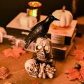 Regalo de decoración del hogar de Halloween de cuervo encaramado en el cráneo