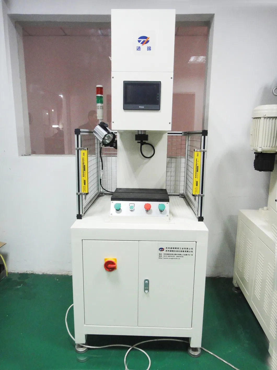 Зборка кампанентаў мікра рухавіка і сервопривода, на прэс