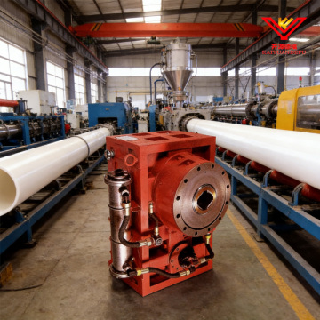 Reductor de extrusión pintado de rojo con enfriador de aceite lateral