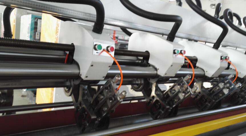 Automatic electric adjustment slitter scorer machine