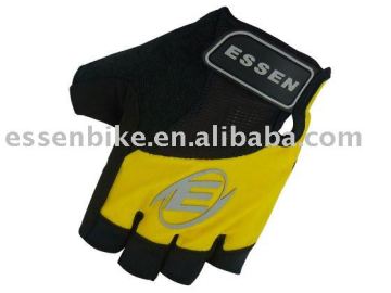 Bicycle sporting gloves with pull tag