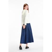 Rok denim biru tua dengan ayunan lebar