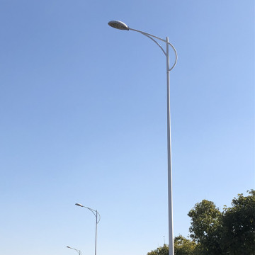 Tiang lampu jalan yang tergalvani