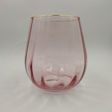 Bordo dorato e fiori in vaso di vetro di colore rosa