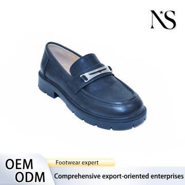 Loafer Hitam Elegan dengan Rekaan Abadi
