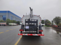 Caminhão de água 4X4 com instalações de limpeza de painel solar