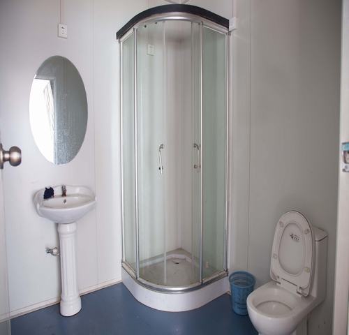Conteneur de salle de bain pour l'usage des résidents