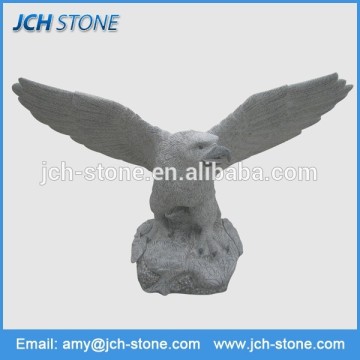Lifelike processes gardening large eagle statues